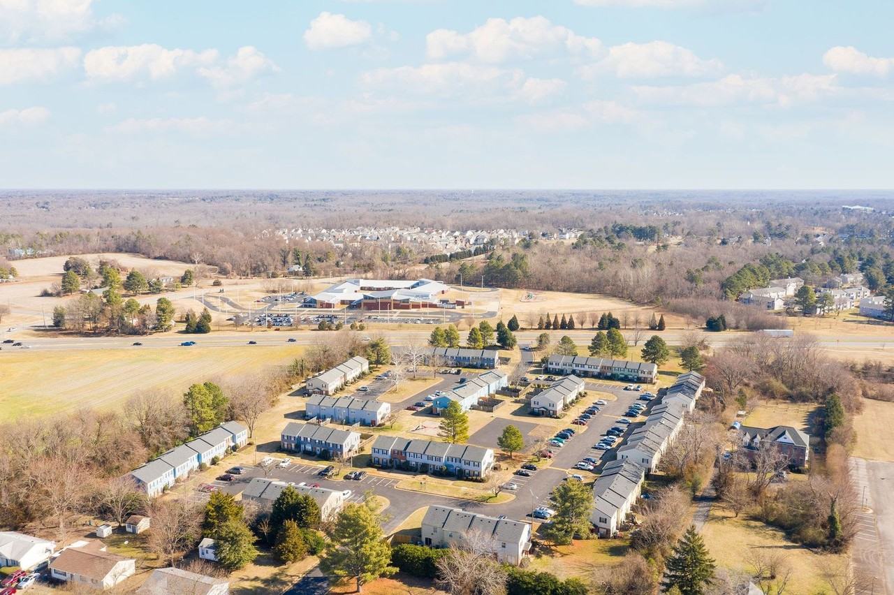 3240 Hunters Mill Ct - Photo 2 of 32