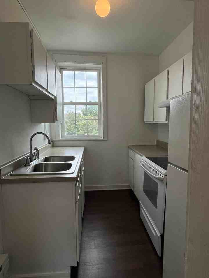 505 Wellington St - Photo 3 of 13