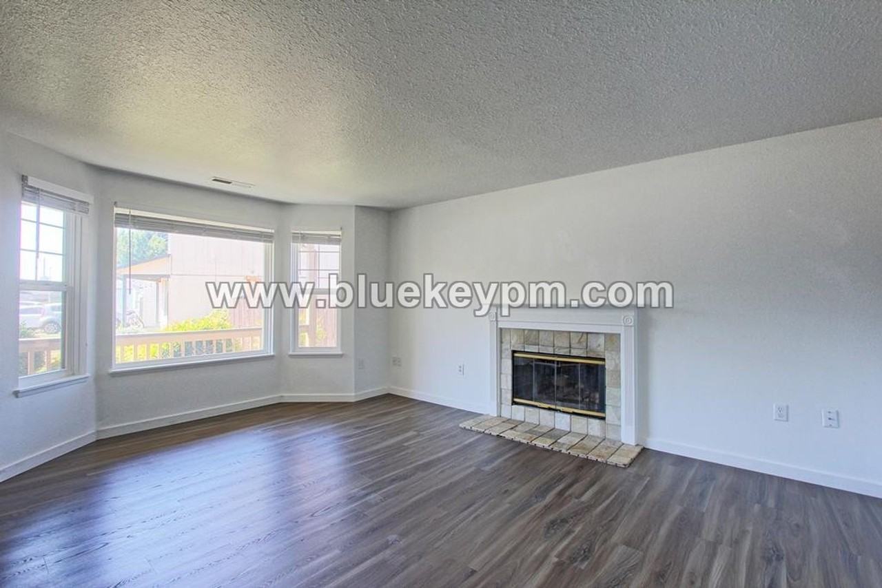 8303 Ne 136th Ave - Photo 3 of 13