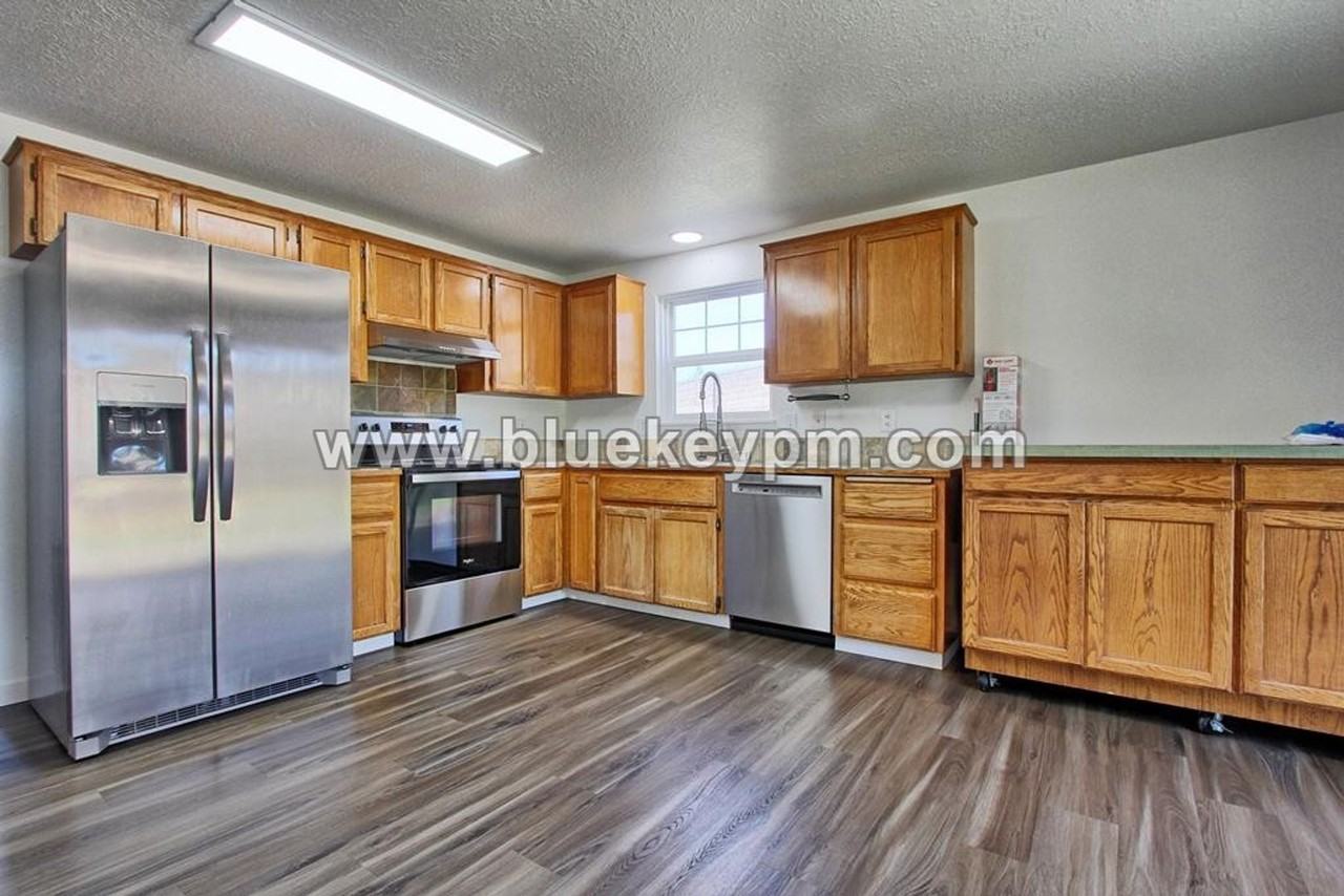 8303 Ne 136th Ave - Photo 4 of 13
