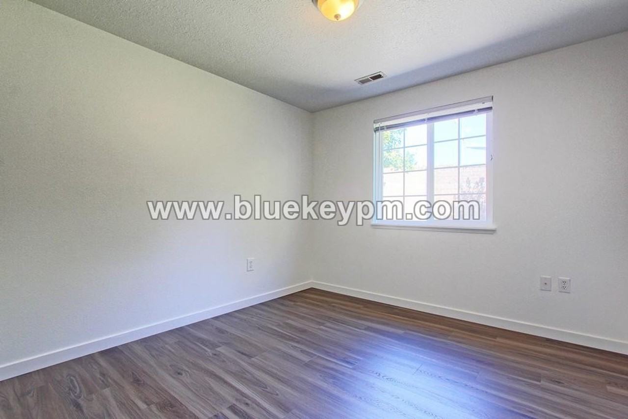 8303 Ne 136th Ave - Photo 5 of 13
