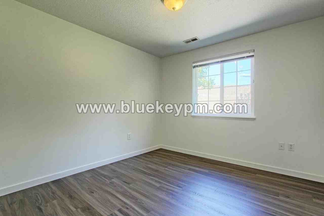 8303 Ne 136th Ave - Photo 7 of 13