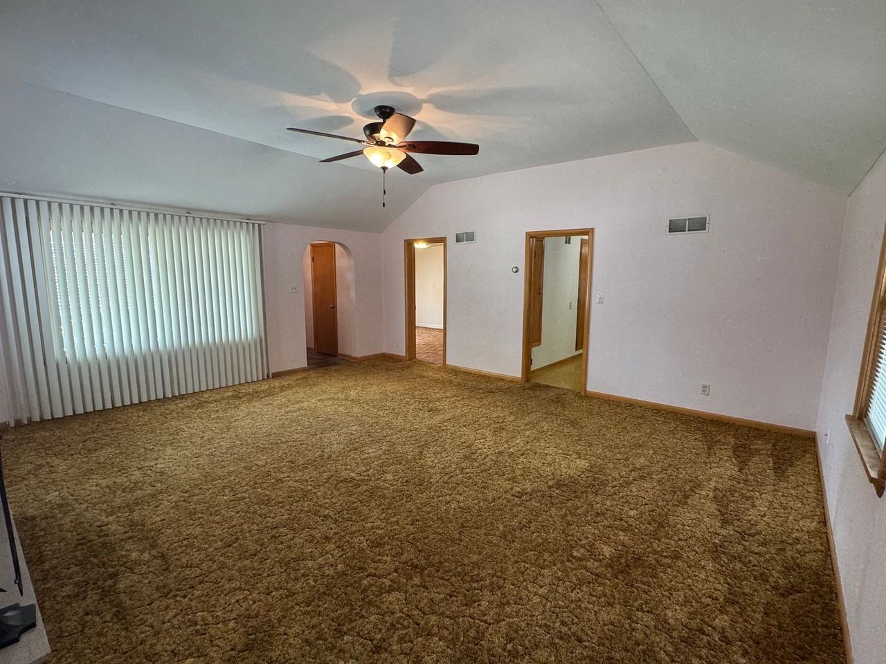 720 N Bell St - Photo 3 of 20