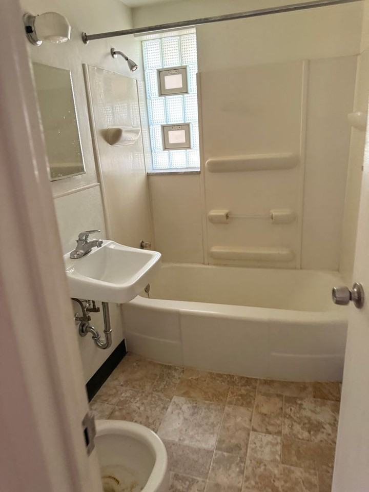 810 N Elm St - Photo 3 of 7