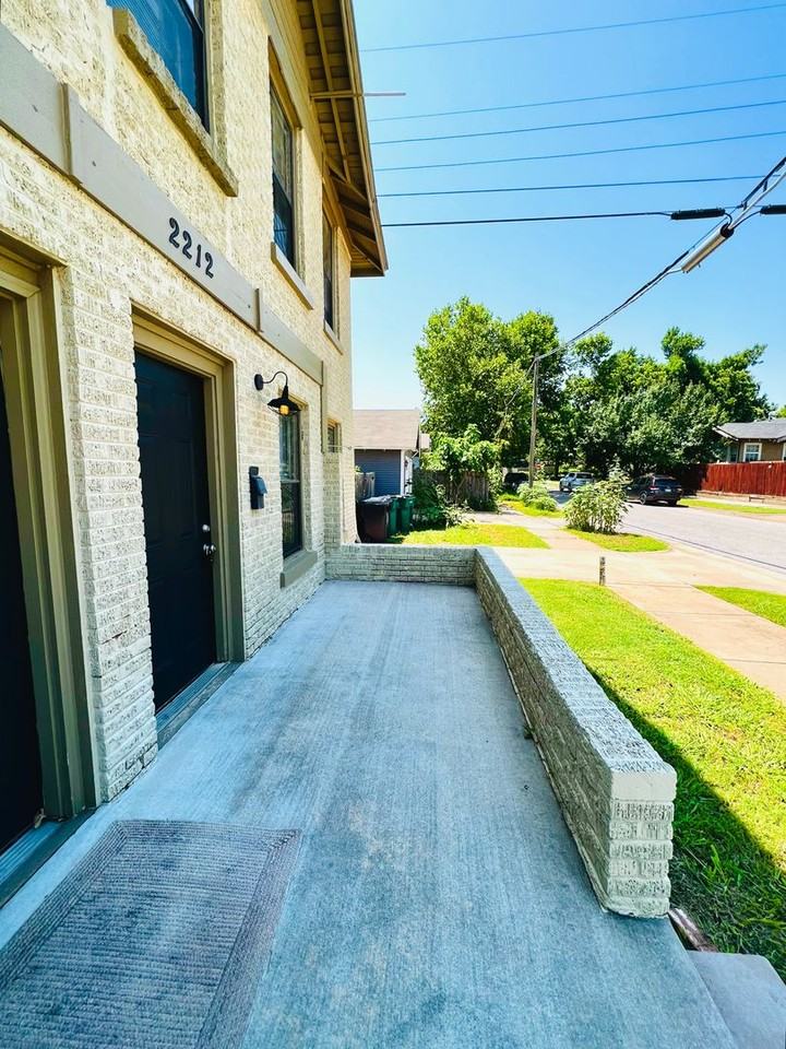 2212 N Lee Ave - Photo 2 of 9