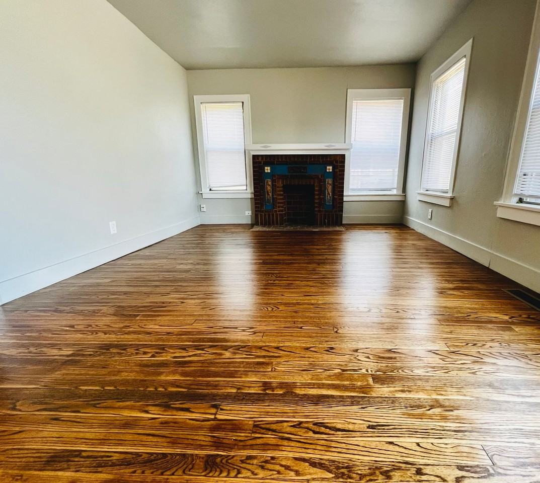 2212 N Lee Ave - Photo 3 of 9
