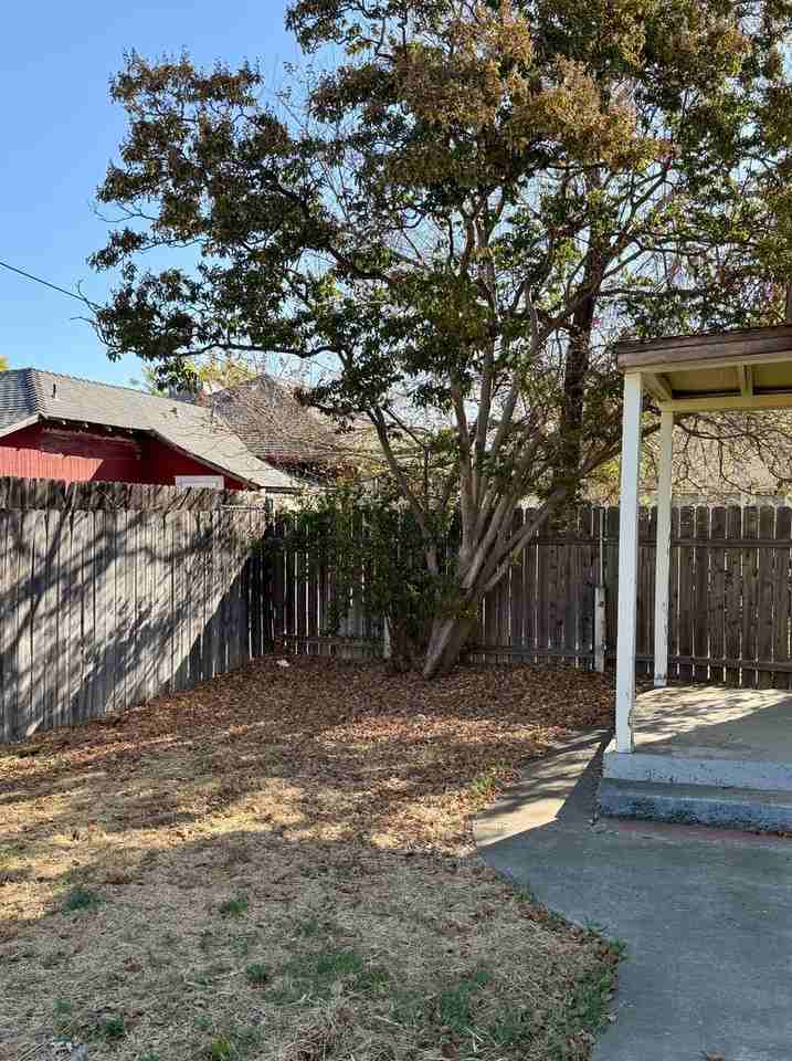 235 S Shasta St Apt B - Photo 2 of 15