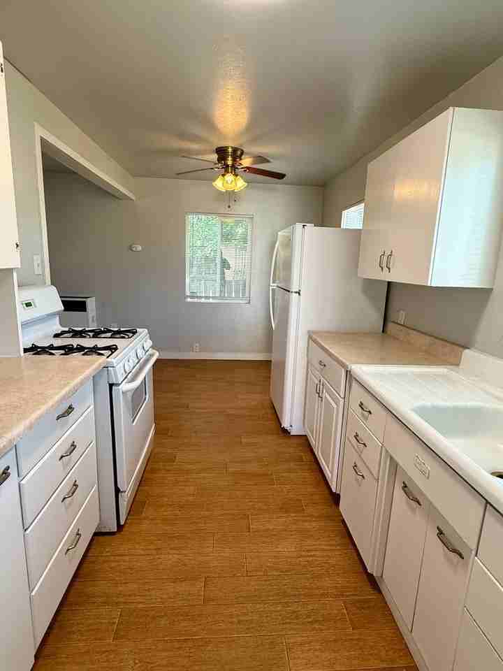 235 S Shasta St Apt B - Photo 3 of 15