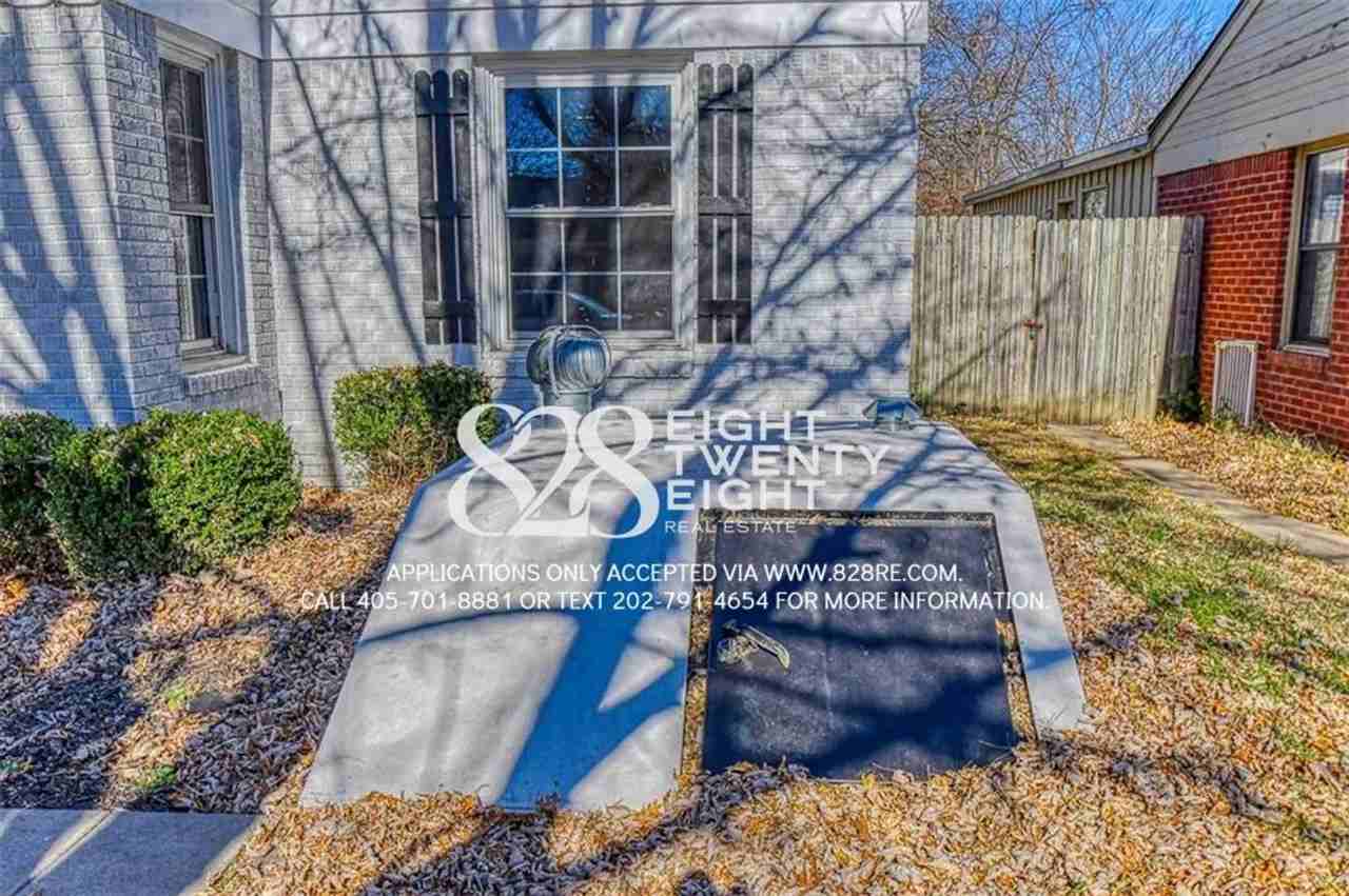1025 Missouri St - Photo 2 of 21