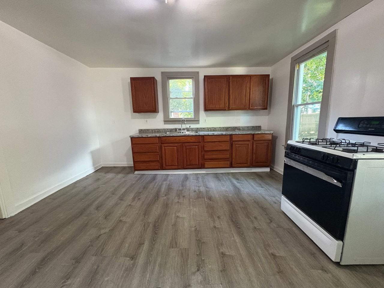 183 Reynolds St - Photo 3 of 13