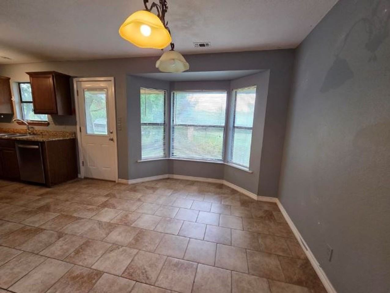 112 Broadmoor Dr - Photo 4 of 15
