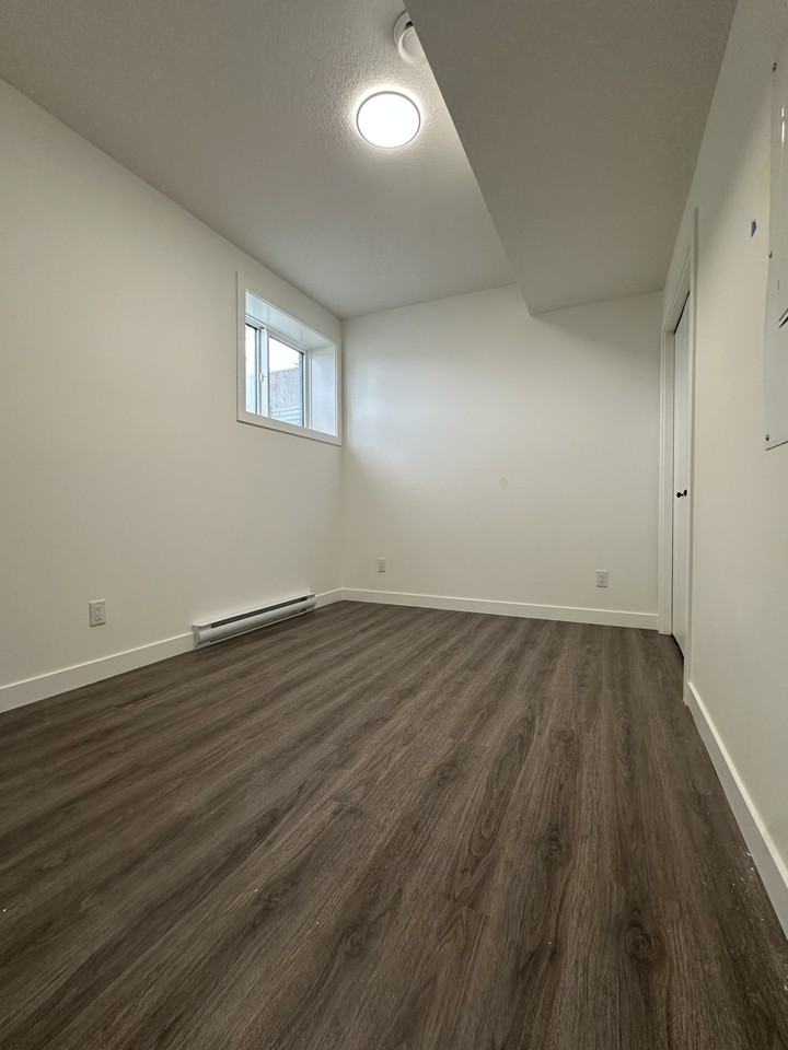 2439 26 Ave Nw - Photo 3 of 6