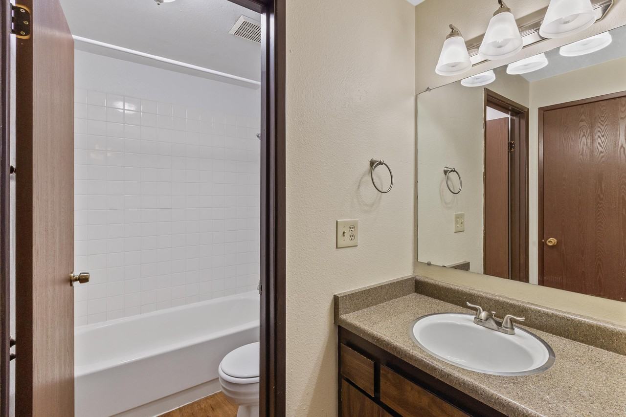 815 W Bellwood Dr #21 - Photo 6 of 8