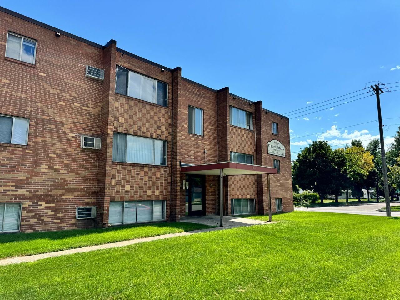 College Park Apartments - Photo 6 of 28