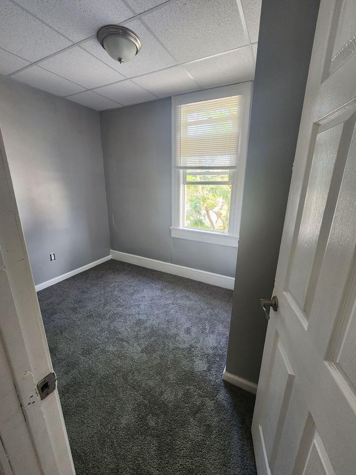 LARGE GROUND FLOOR 2 BEDROOM FOR RENT! - Photo 6 of 19
