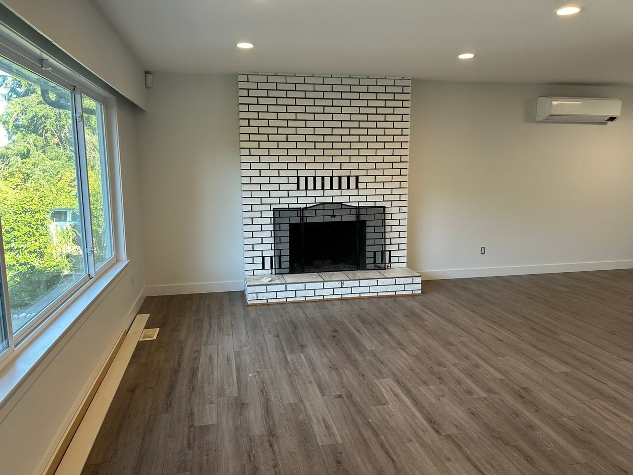 667 Sixth St Uppr - Photo 3 of 8