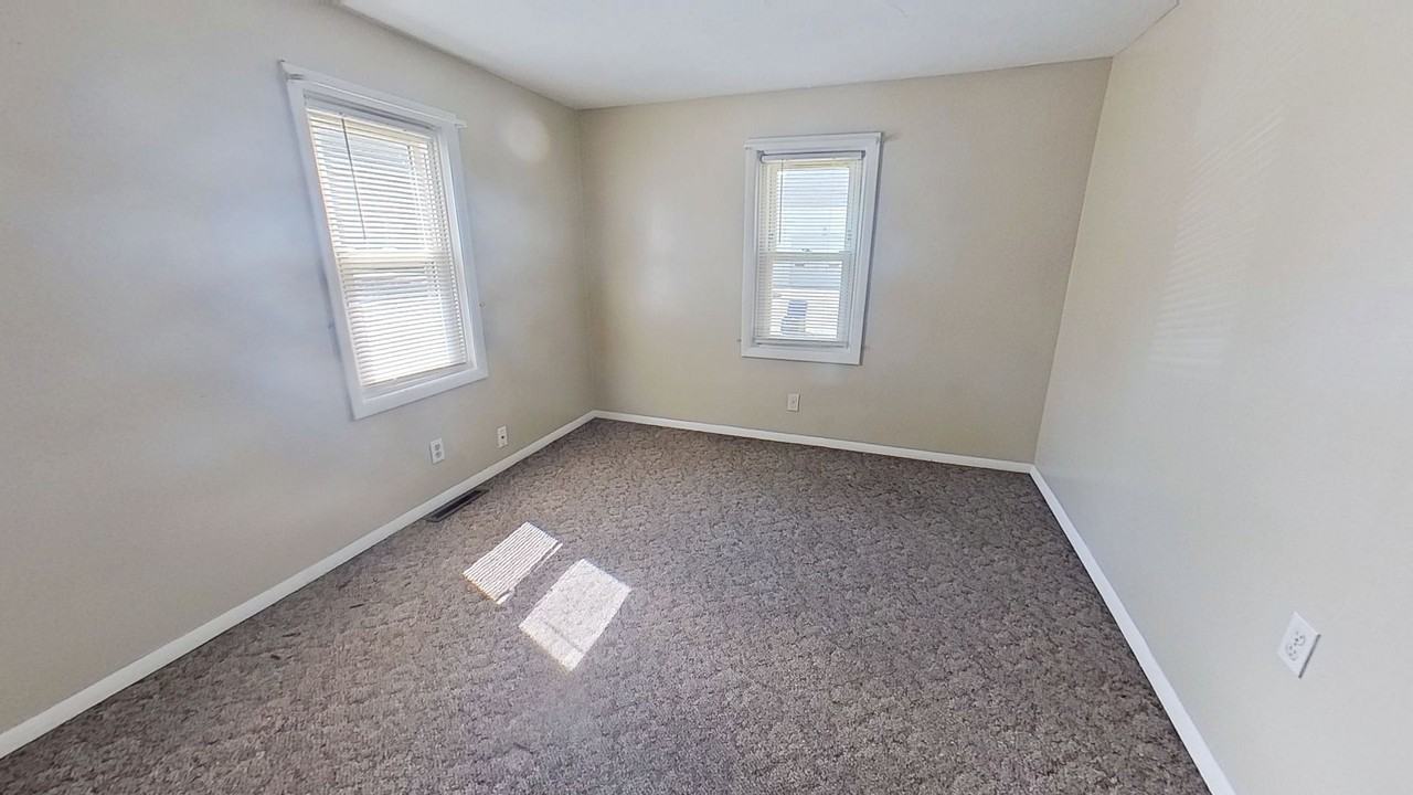 137 Pear Ave - Photo 4 of 6