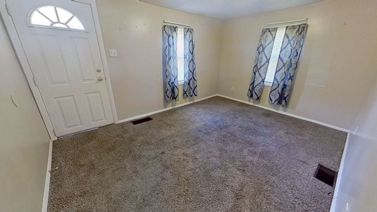 137 Pear Ave - Photo 5 of 6