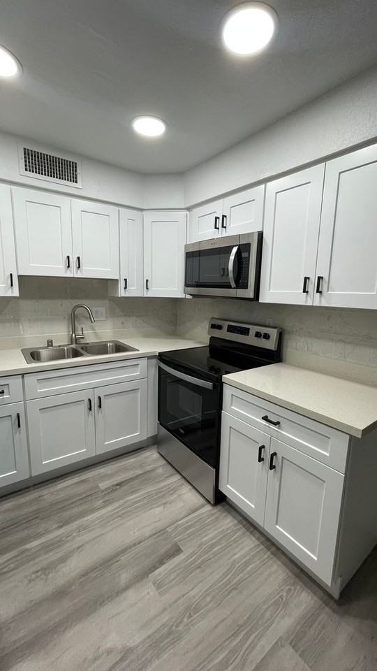 1800 Rexford Drive - Photo 2 of 18