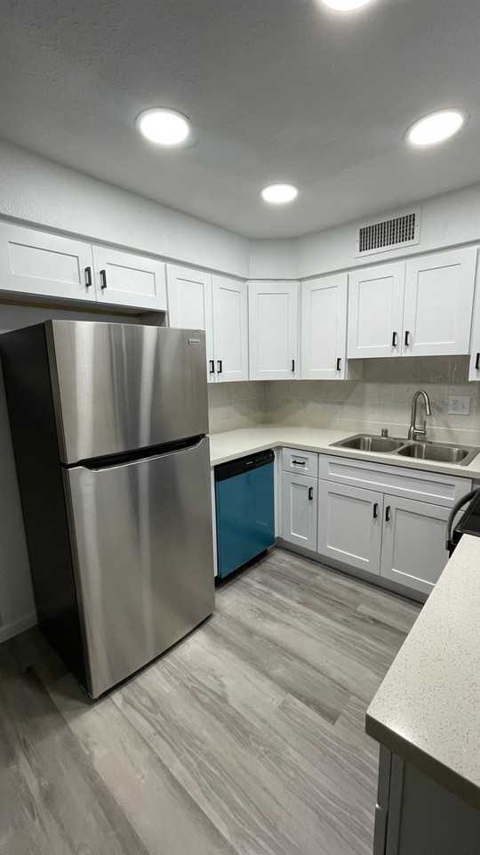 1800 Rexford Drive - Photo 3 of 18