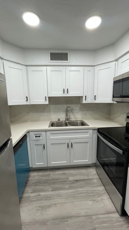 1800 Rexford Drive - Photo 4 of 18