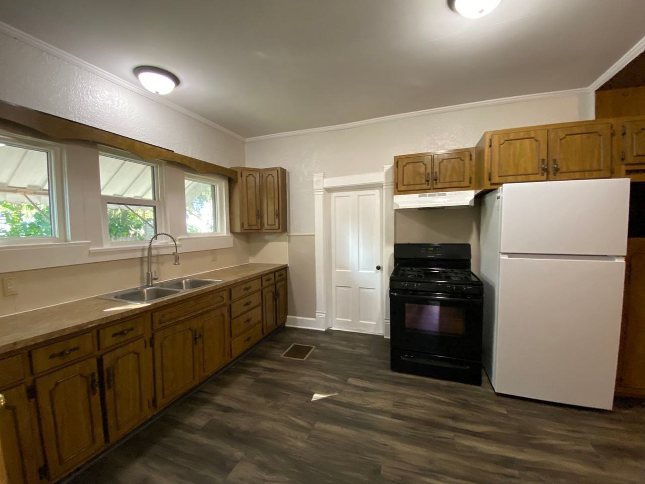512 E Douglas St - Photo 5 of 15