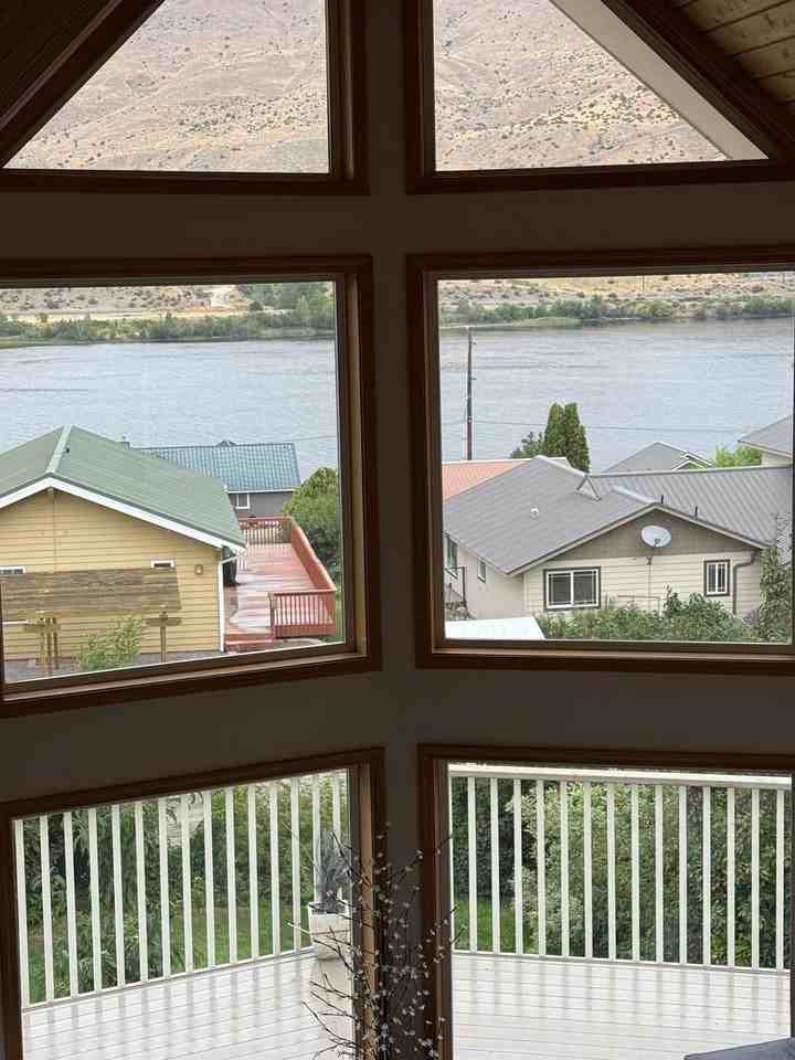 432 Lakeview Dr - Photo 3 of 39