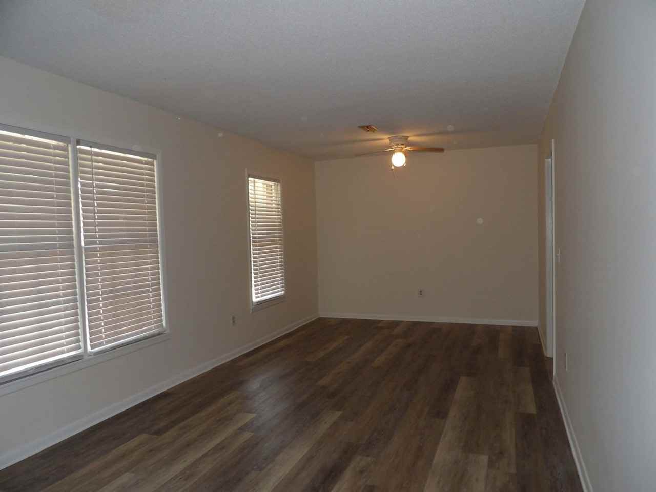 109 Victoria Dr - Photo 2 of 7