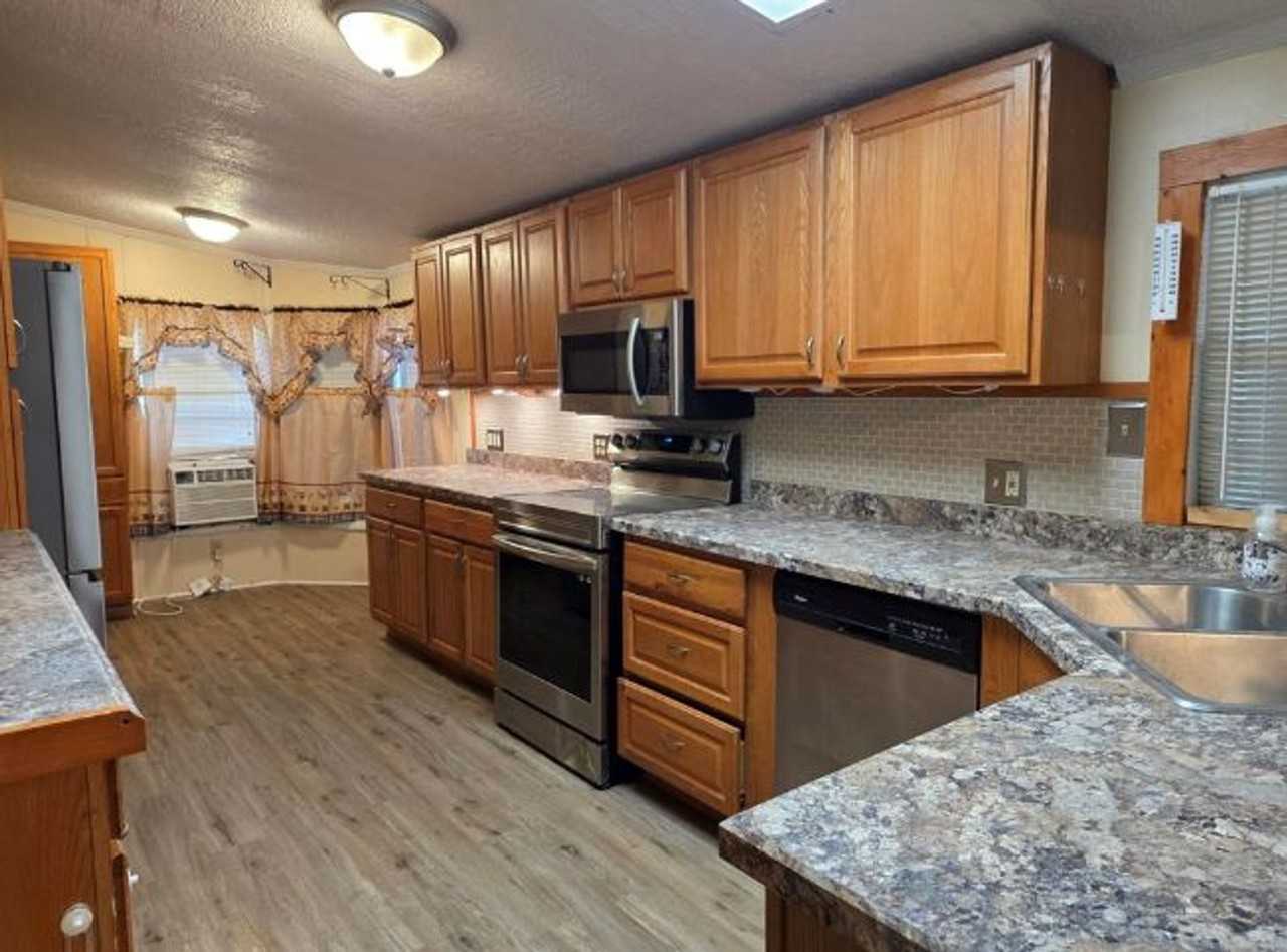 1723 Scott Rd - Photo 3 of 15