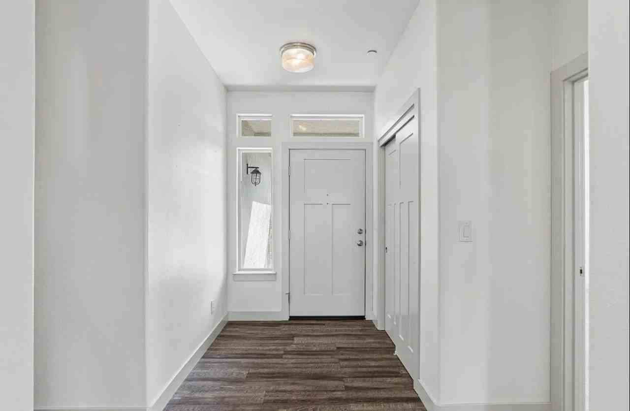 19009 Compass Dr - Photo 4 of 37