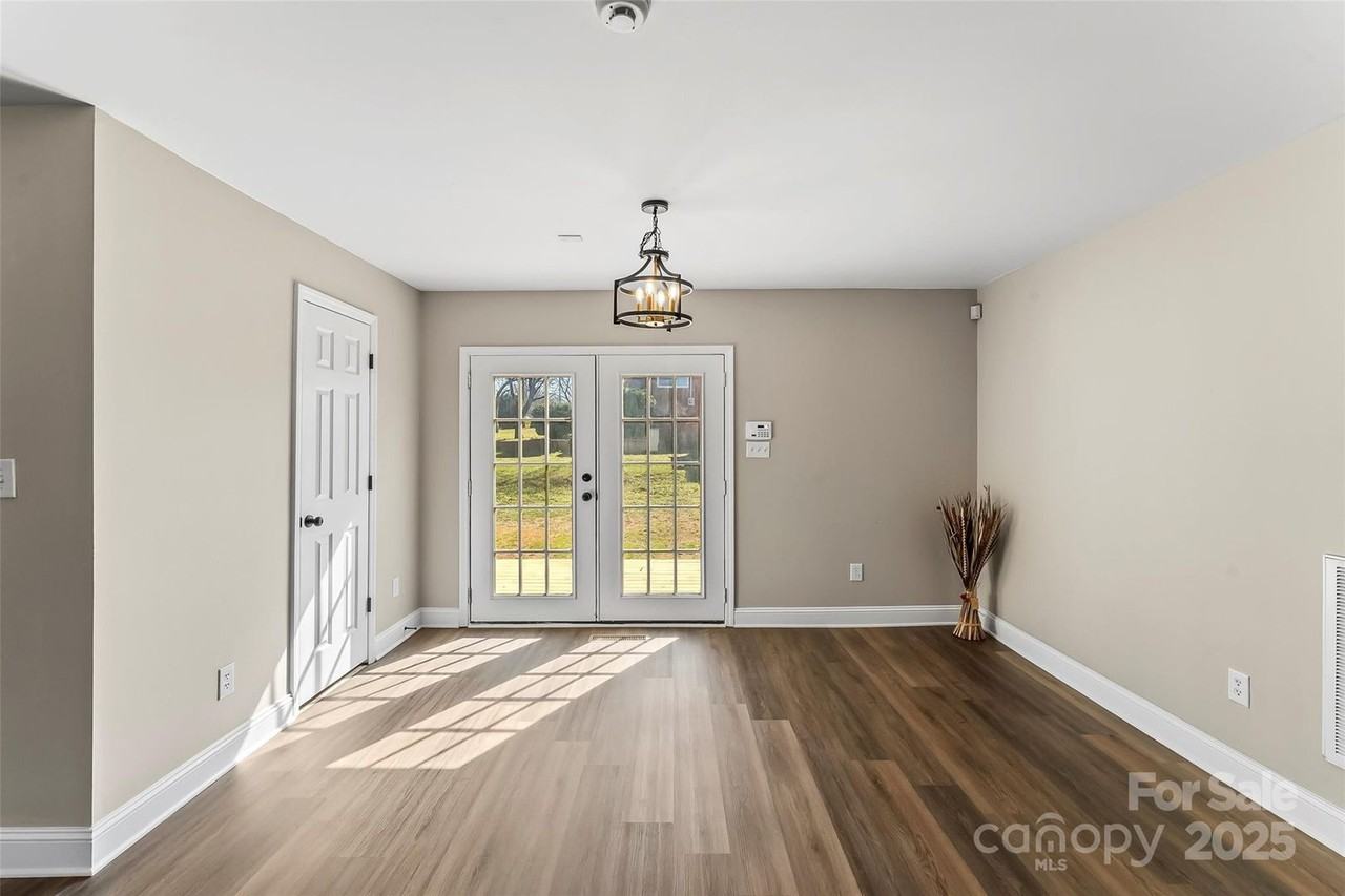 406 E 29th St - Photo 2 of 38