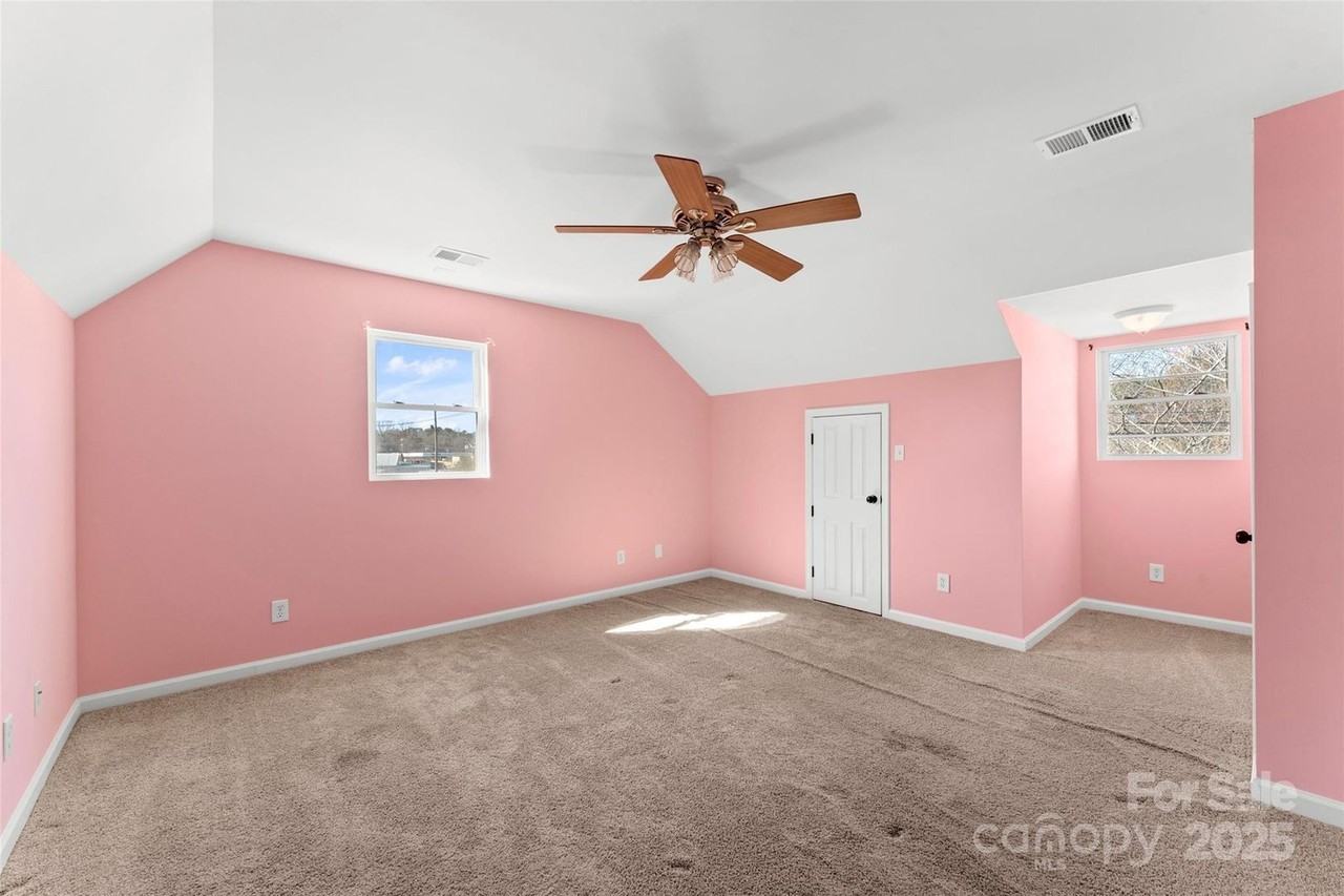 406 E 29th St - Photo 3 of 38