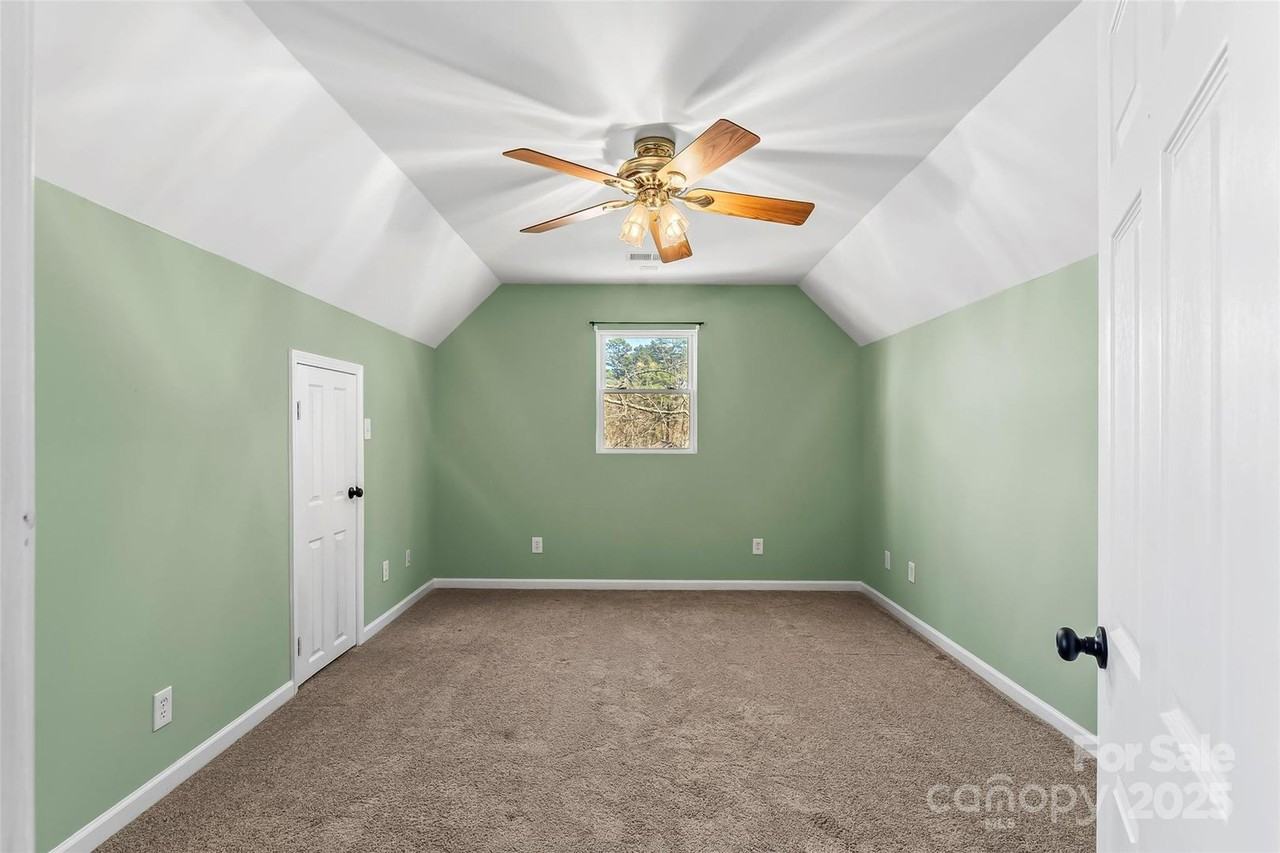 406 E 29th St - Photo 4 of 38