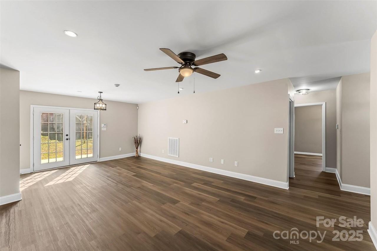 406 E 29th St - Photo 7 of 38