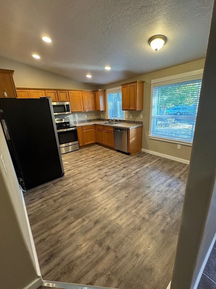 735 Trinity St Ne - Photo 2 of 23
