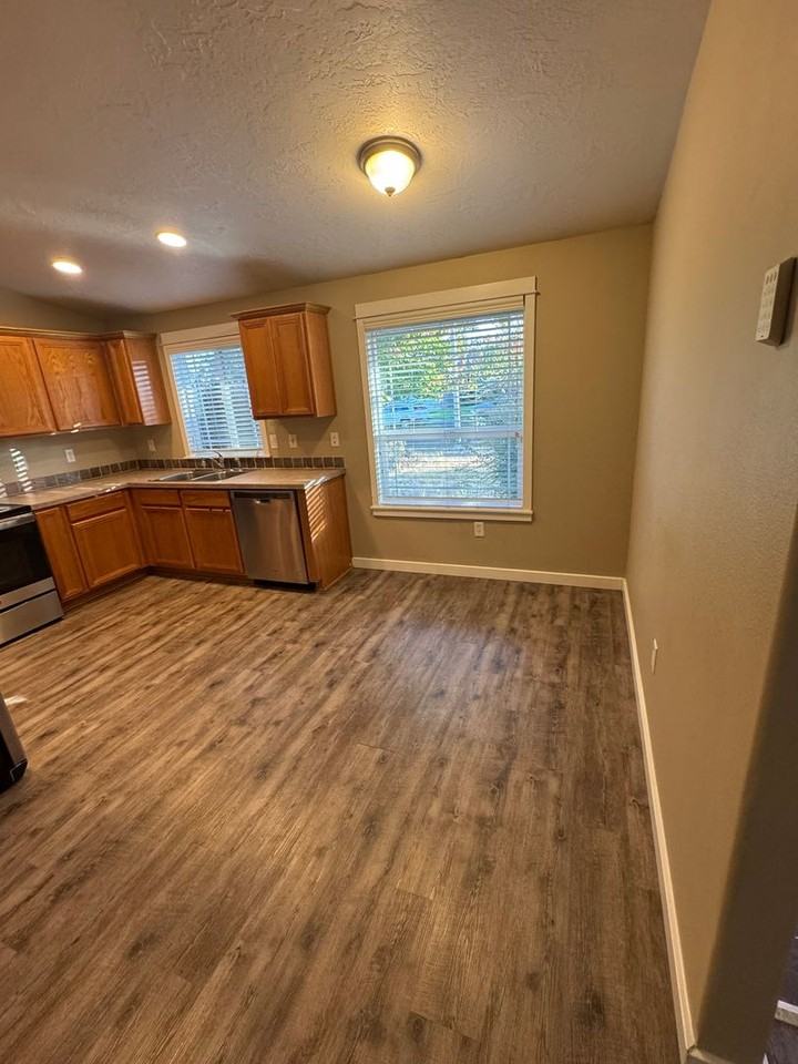 735 Trinity St Ne - Photo 3 of 23