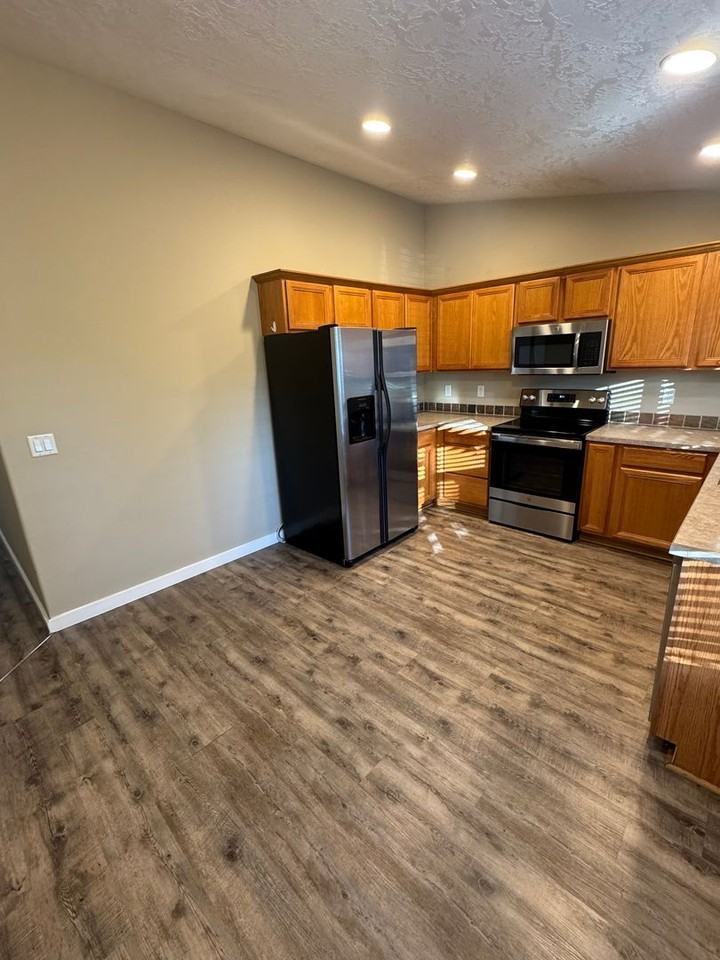 735 Trinity St Ne - Photo 5 of 23
