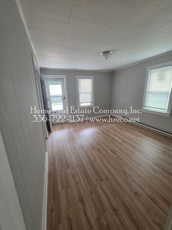 325 W 23rd St - Photo 2 of 8