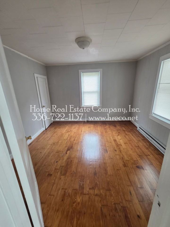 325 W 23rd St - Photo 3 of 8