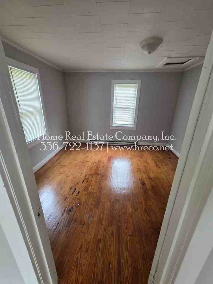 325 W 23rd St - Photo 4 of 8