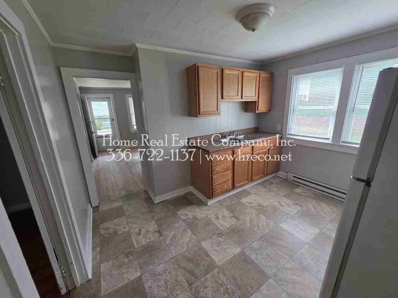 325 W 23rd St - Photo 5 of 8