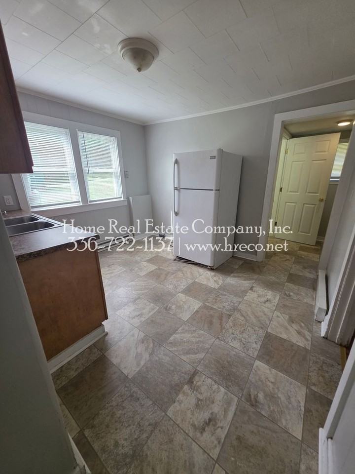 325 W 23rd St - Photo 7 of 8