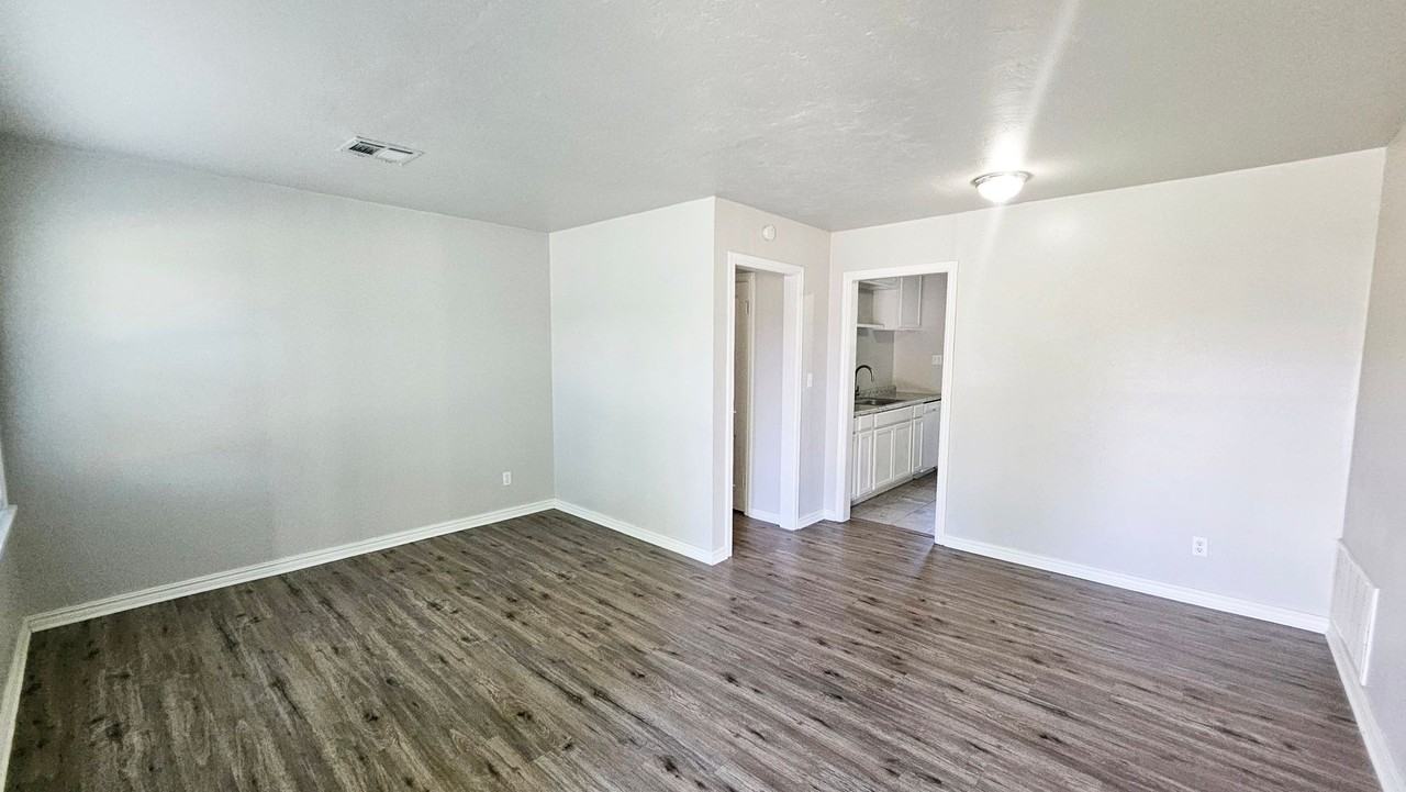 2132 Churchill Pl - Photo 3 of 17