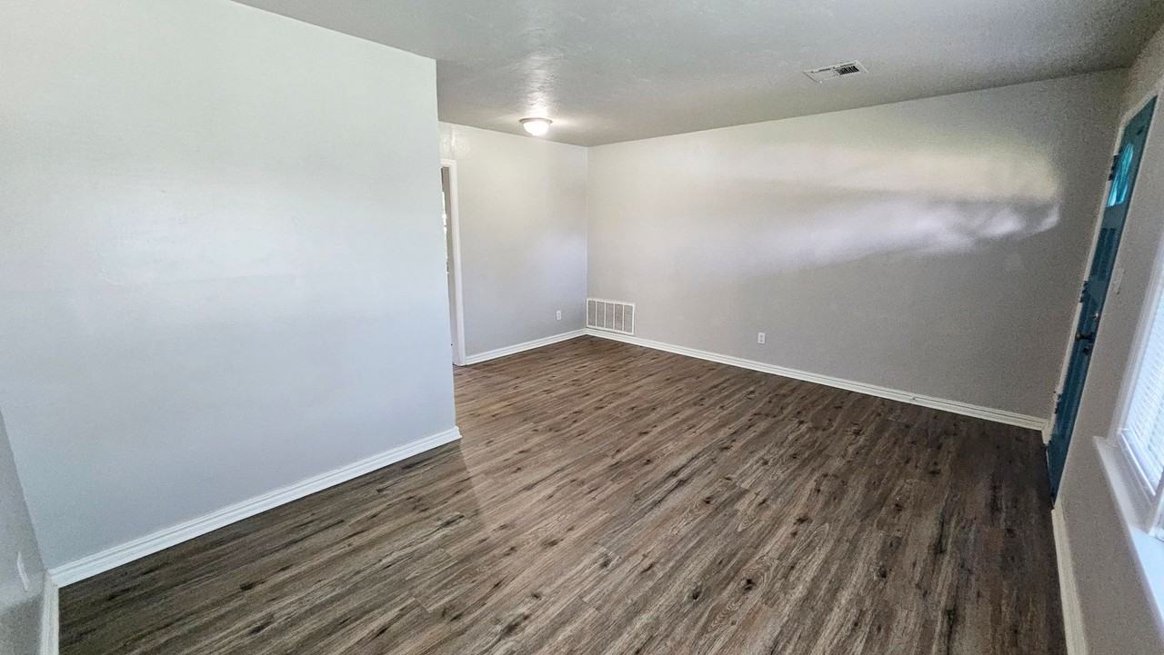 2132 Churchill Pl - Photo 4 of 17