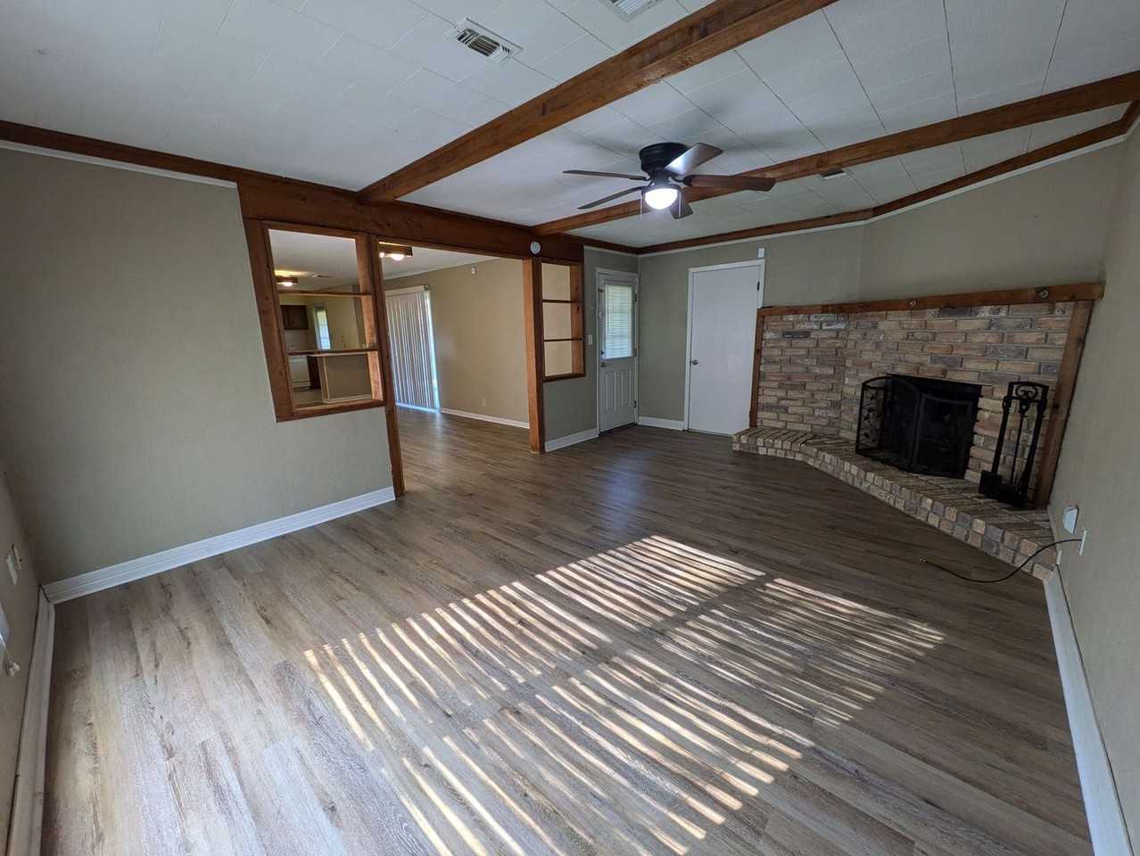 660 Enfield Ln - Photo 2 of 9