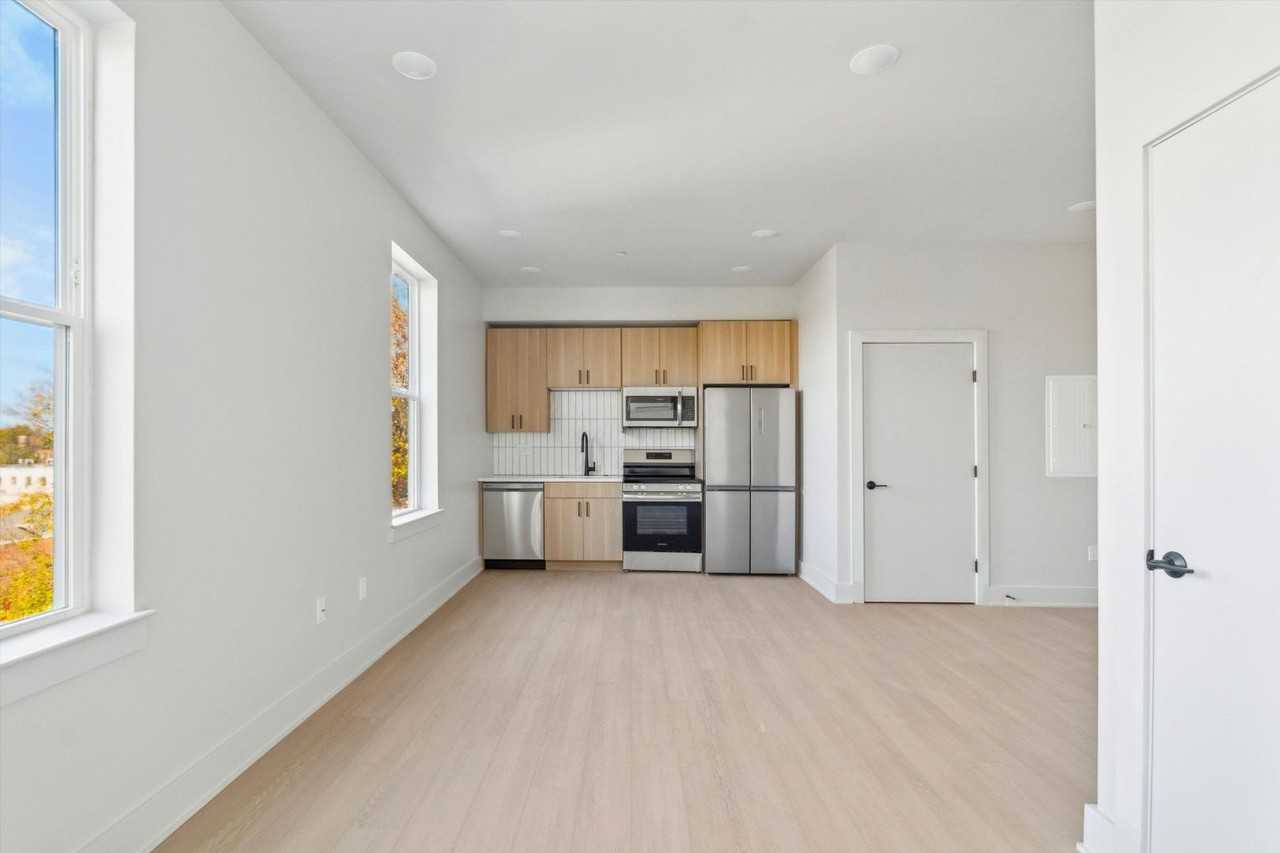 5521 Wayne Ave - Photo 4 of 43