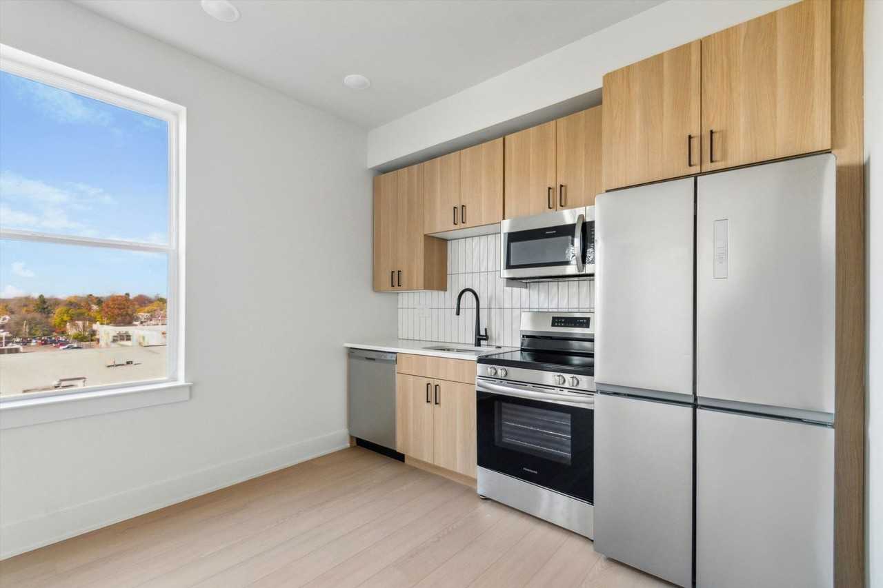 5521 Wayne Ave - Photo 5 of 43