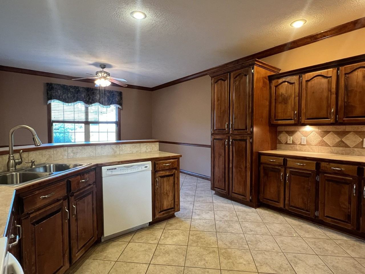 619 S Conroy Ave - Photo 4 of 18