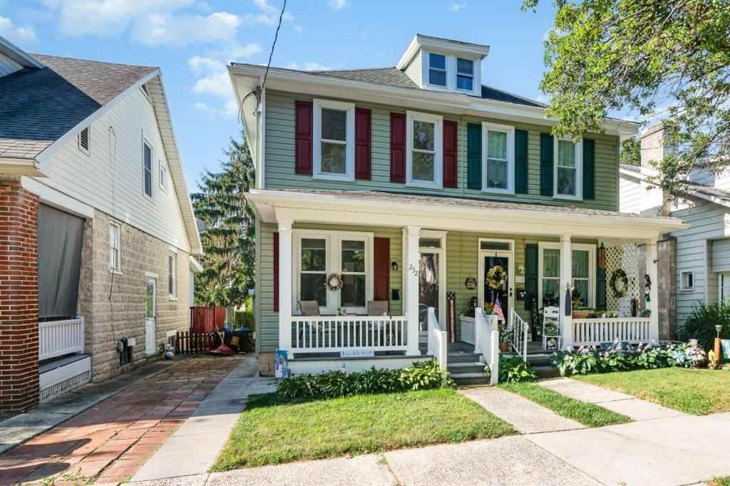 252 W Willow St - Photo 2 of 24