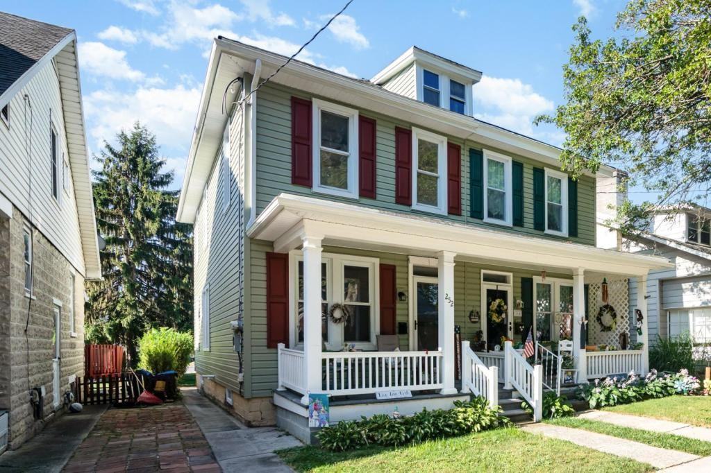 252 W Willow St - Photo 3 of 24